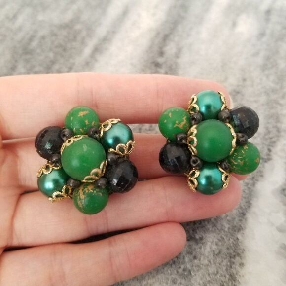 Vintage Green Cluster Beaded Clip On Earrings, Retro 60s Style, Estate - Picture 3 of 5